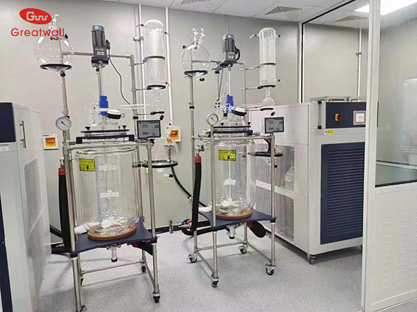 玻璃反應釜配備高低溫一體機